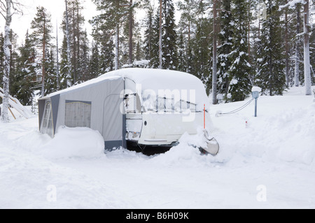 ledematen vacht Bekend Winter snow camping site caravan hi-res stock photography and images - Alamy