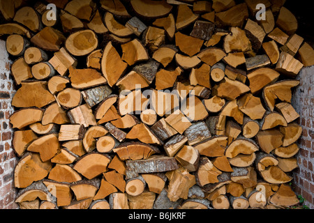 STACKED LOGS IN WOOD STORE RURAL UK Stock Photo