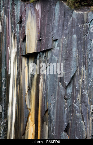 Multi coloured rock face in a disused quarry in Borrowdale, Cumbria Stock Photo