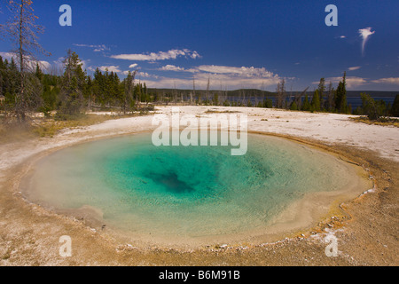 YELLOWSTONE NATIONAL PARK WYOMING USA - Blue Funnel Spring at the West Thumb Geyser Basin on Yellowstone Lake Stock Photo