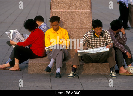 Chinese people, men and women, reading newspaper, reading newspapers, Tiananmen Square, city of Beijing, Beijing, Beijing Municipality, China, Asia Stock Photo