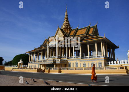 Buddhist monk in saffron robes walking in front of the Royal Palace, Phnom Penh cambodia Stock Photo