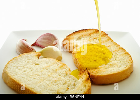 aceite de oliva virgen extra con pan y ajos Extra virgin olive oil with bread and garlic Stock Photo