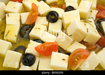 queso tomillo tomate y aceitunas en aceite de oliva virgen extra thyme cheese with tomato and olives in extra virgin olive oil Stock Photo