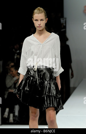 Female model wearing garments by Therese Rawsthorne at Melbourne Spring Fashion Week (MSFW), Out of the Shadows Stock Photo