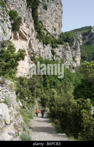 Two walkers on the Sentiero degli Dei on the Amalfi Coast Italy Stock Photo