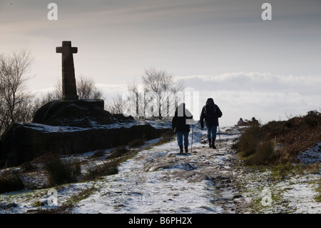 Couple Hiking  past Wellingtons Monument on Baslow edge Peak District  Derbyshire Britain UK Stock Photo