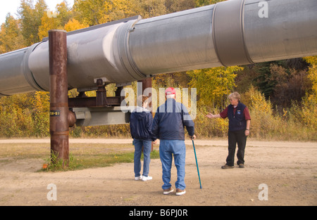 Viewing a section of the Trans-Alaska pipeline at the Alyeska Pipeline Visitor Center, Fairbanks, Alaska Stock Photo