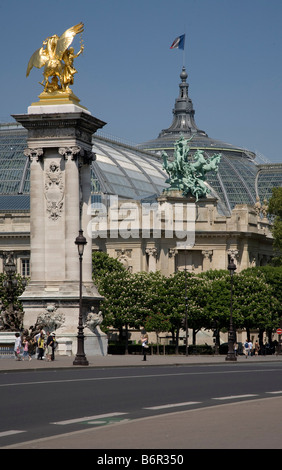 Paris, Grand Palais, davor Brückenpylon vom Pont-Alexandre III.