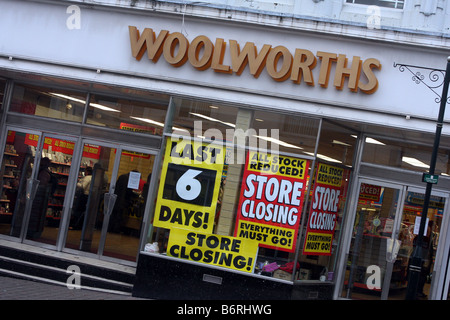 woolworths store in great malvern having their final few days trading in the closing down sale in late december 2008 Stock Photo