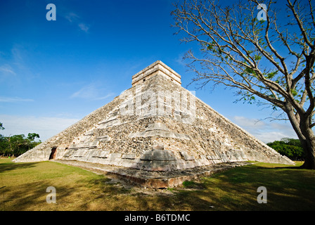 CHICHEN ITZA, Mexico - El Castillo (also known as Temple of Kuklcan) at the ancient Mayan ruins at Chichen Itza, Yucatan, Mexico 081216092224 1911x.tif Stock Photo