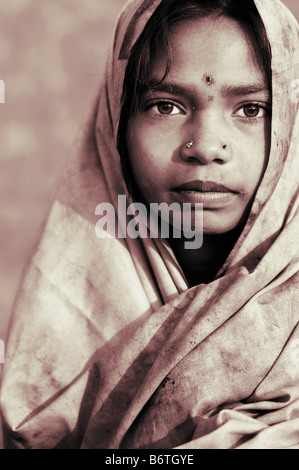 Poor nomadic indian girl wrapped in a dirty sheet. Portrait. Andhra Pradesh, India Stock Photo