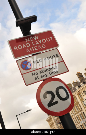 20 mph sign, red route no stopping sign london Stock Photo