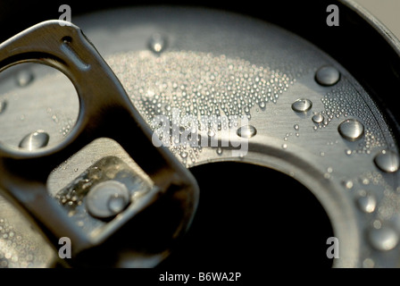 SHOT OF A DRINKS CAN SHOWING A CLOSE UP DETAIL OF THE RING PULL AND MOISTURE DROPLETS Stock Photo