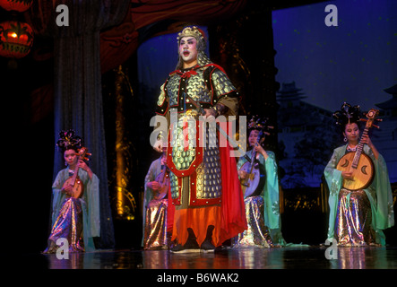 Chinese actor, on stage, Tang Dynasty Theater, Xian, Shaanxi Province, China Stock Photo