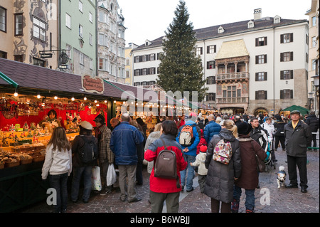 Christmas Market on Herzog Friedrich Strasse in the old town (Altstadt), Innsbruck, Tyrol, Austria Stock Photo