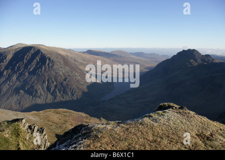 Looking down the ridge of Y Garn and across to Pen yr Ole Wen and Tryfan Stock Photo