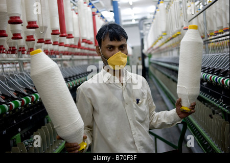 India Madhya Pradesh Indore , Mahima Fibres Ltd. spinning factory make yarn from organic and fair trade cotton Stock Photo