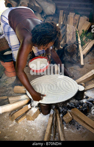 Suriname, Laduani, at the bank of the Boven Suriname river. Woman from Saramaccaner tribe baking bread from manioc or cassava Stock Photo