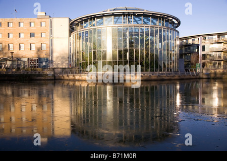 Sunderland Museum, and the glass dome of the Winter Gardens, stands behind the frozen pond of Mobray Park. Stock Photo