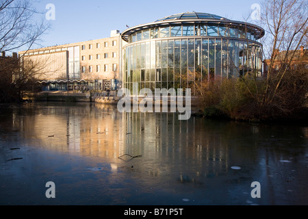 Sunderland Museum, and the glass dome of the Winter Gardens, stands behind the frozen pond of Mobray Park. Stock Photo