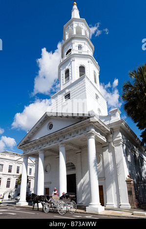 Horsedrawn carriage in front of St Michael's Episcopal Church at Meeting and Broad Streets, Charleston, South Carolina Stock Photo