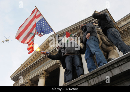 Manifestators burn US flag during manifestation against the ongoing violence in the Gaza Strip in  Brussels, Belgium Stock Photo