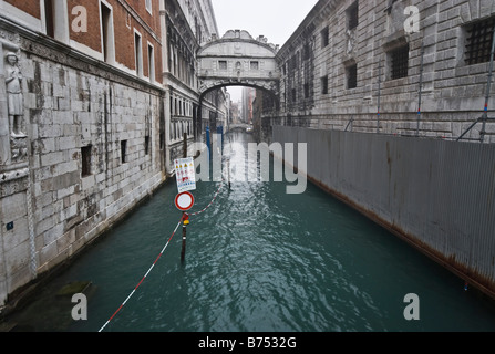 Bridge of Sighs (Ponte dei Sospiri) in winter fog, Venice, Veneto, Italy Stock Photo
