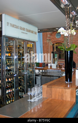 The longest champagne bar in Europe at St Pancras International Railway Station, London, UK Stock Photo