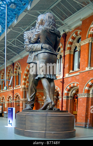 A 9 metre high, 20 tonne bronze statue named The Meeting Place designed by British artist Paul Day at St Pancras International Stock Photo