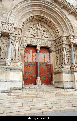 Portal of cathedral Saint Trophime, Arles, Bouches-du-Rhone, Provence-Alpes-Cote d'Azur, Southern France, France, Europe Stock Photo