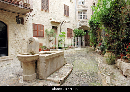 Fountain and house, Saint-Paul de Vence, Alpes-Maritimes, Provence-Alpes-Cote d'Azur, Southern France, France, Europe Stock Photo