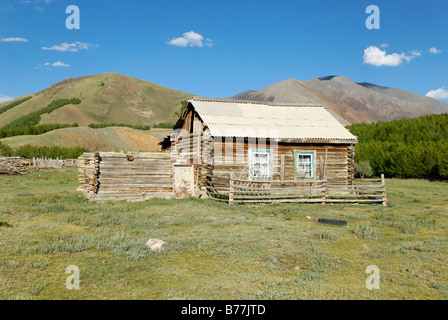 Log cabin, winter camp of Altay nomads, Chuja Steppe, Sailughem ...