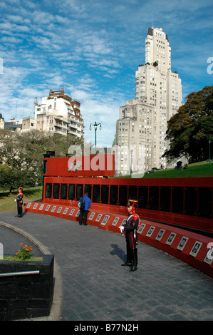 Soldiers standing in front of the Monument for those killed during the Falkland's War, Plaza San Martín, behind it the Edificio Stock Photo