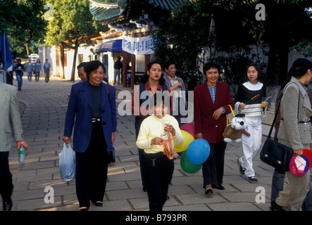 Chinese people, Chinese family, tourists, on vacation, on holiday, Green Lake Park, Cuihu Gongyuan Park, Kunming, China Stock Photo