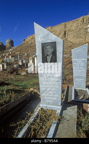 Modern graves and ancient tombs at a cemetary in the Shakhi Zinda mausoleum complex Samarkand Uzbekistan Asia Stock Photo