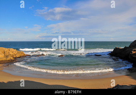 Wave refraction in a small bay along the Sunshine Coast at Kenton-on-Sea, South Africa, looking south over Indian Ocean Stock Photo