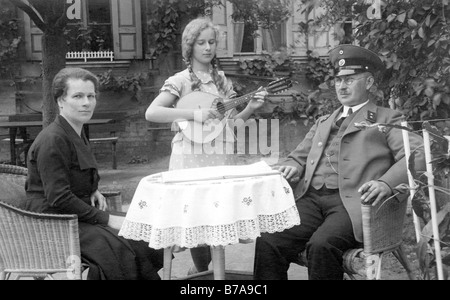 Historic photo, parents with daughter who is playing music, ca. 1915 Stock Photo