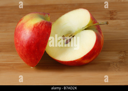 Two halves of an Elstar apple (Malus) Stock Photo