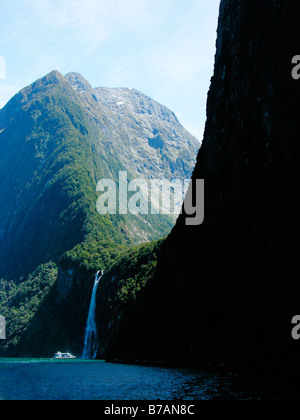Stirling Falls Milford Sound New Zealand South Island fiord cruise boat below waterfall Stock Photo