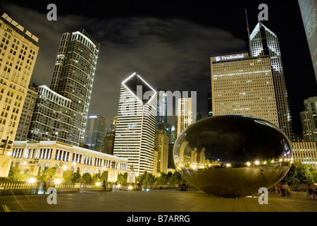 Cloud Gate Sculpture at Night, Chicago, Illinois, USA Stock Photo