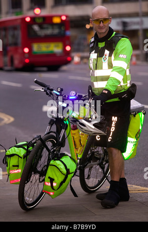 London Ambulance cycle paramedic Stock Photo
