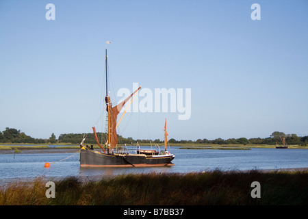 A Victorian spritsail barge lies at anchor on the River Alde near Aldeburgh Stock Photo