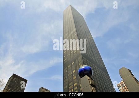 Raoul Wallenberg-Memorial in front of the highest residential building of the world, Trump World Tower, United Nations Plaza, U Stock Photo