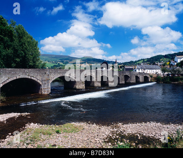 Crickhowell road bridge over the River Usk in the Bannau Brycheiniog (Brecon Beacons) National Park, Crickhowell, Powys, South Wales. Part of the Black Mountains, including Table Mountain, can be seen behind the bridge. Stock Photo