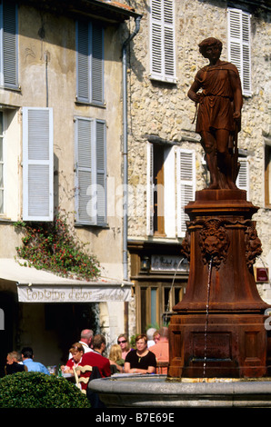 People having outdoor lunch in the village square of Mougins Stock Photo