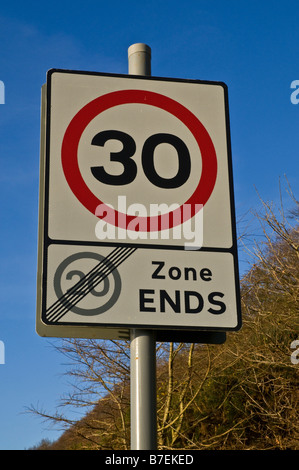 dh  ROADSIGN UK Safety 30 mph speed limit signpost sign road 30mph end 20 mph zone ends gb signs Stock Photo