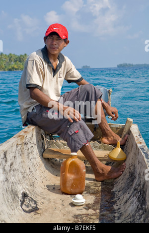 Local Kuna man on a Cayuko dug out canoe in the San Blas Islands, Kuna Yala, Panama Stock Photo