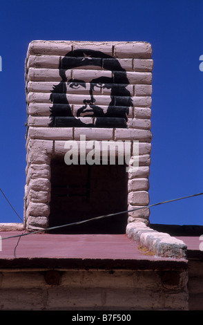 Painting of Che Guevara on roof of houses in housing estate built for employees of the local electricity generating company, Humahuaca, Argentina Stock Photo
