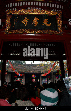 Full capacity crowds gather at the GuangXiàosì 1700 year old buddhist temple in Guangzhou to welcom the Lunay New Year Stock Photo